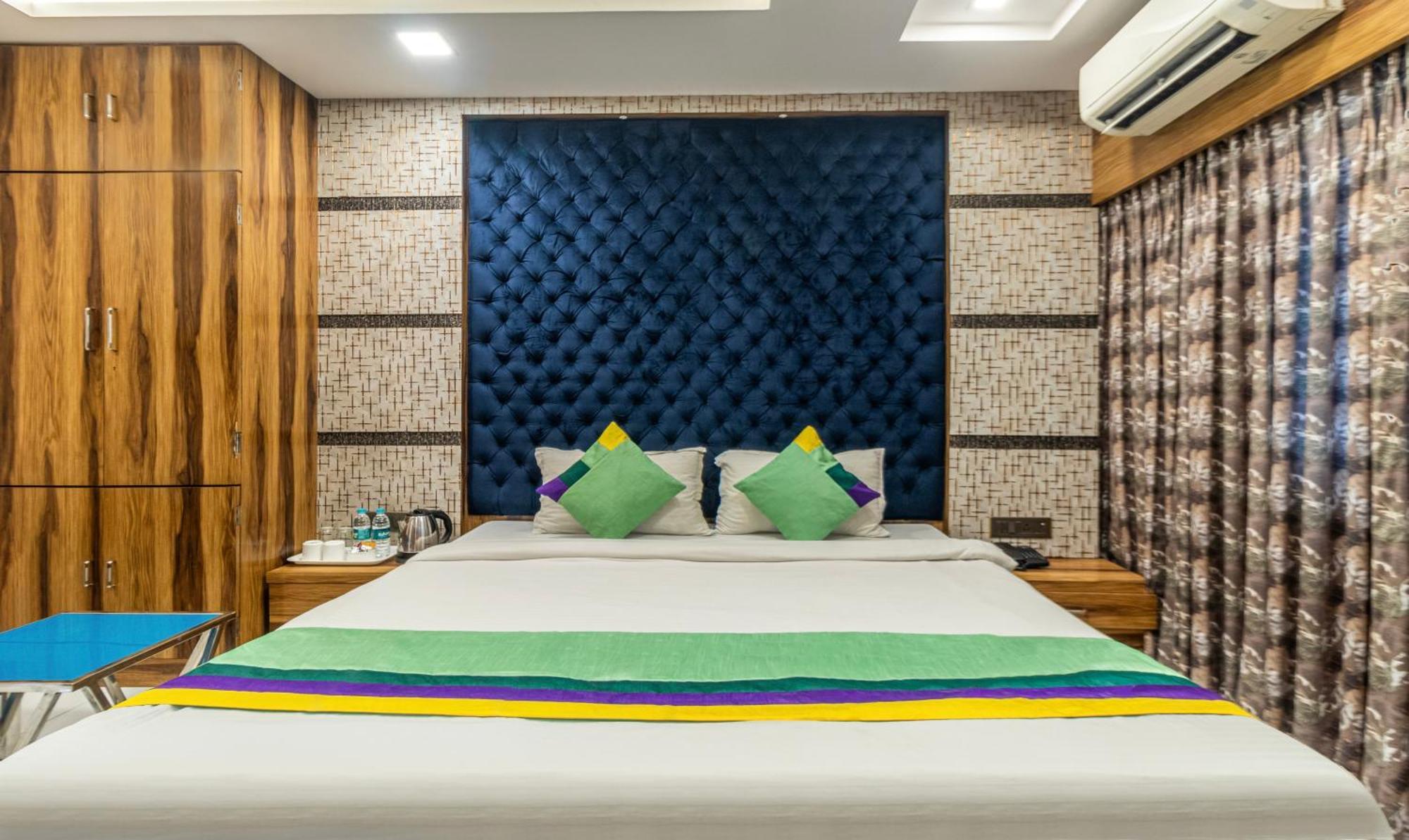 Hotel Orion Crystal Kalküta Dış mekan fotoğraf